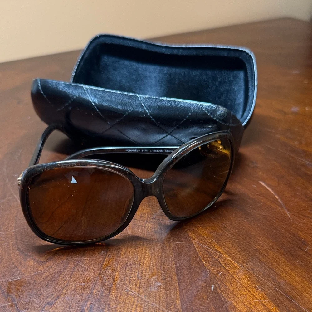 CHANEL Tortoise Shell‎ Sunglasses with Black Case